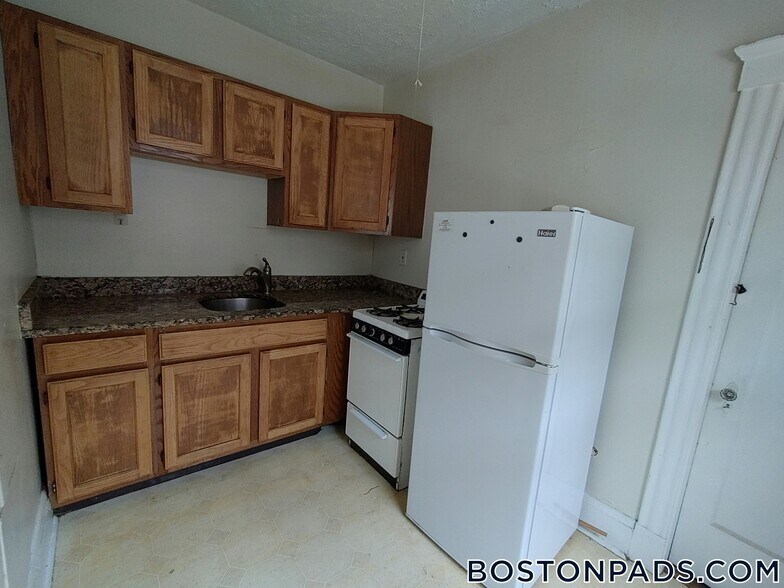 Building Photo - 349 Pleasant St