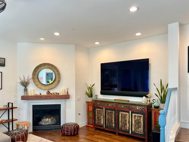 Building Photo - 517 N Cedros Ave
