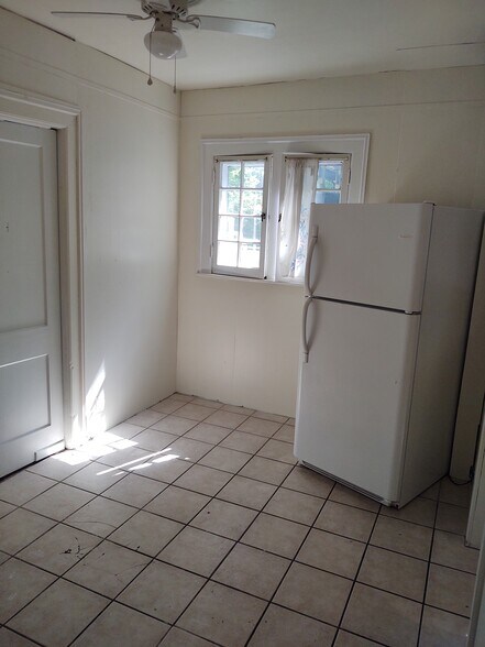 Building Photo - 827 W South St