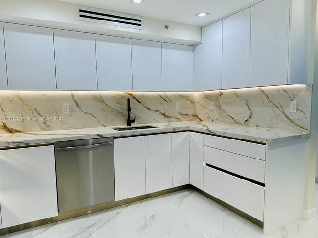 Building Photo - 3500 Mystic Pointe Dr