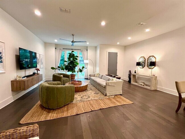 Building Photo - 1543 Pine St