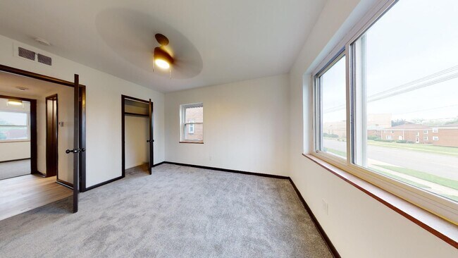 Building Photo - Parma - 2 Bedroom - 3rd Floor Unit