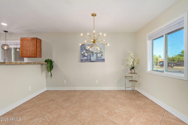 Building Photo - 1422 W Orange Dr