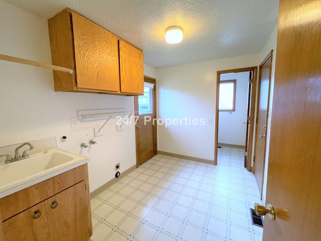 Building Photo - Gladstone Single-Level Home - 3BD I 1.5BA