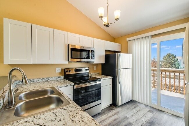 Building Photo - Beautifully remodeled condo in Smokey Hill - Available May 1st!!