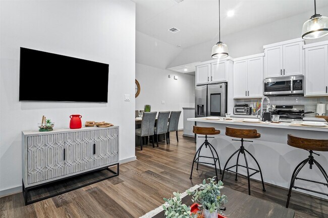 Building Photo - 829 Emile St