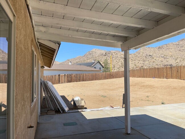 Building Photo - Bright Single-Story 4BR in Apple Valley — ...
