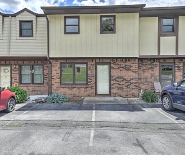 Building Photo - 225 Oakcrest Cir