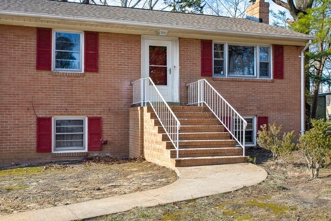 Building Photo - Spacious 3 Bed 2 Bath Rancher Available NOW