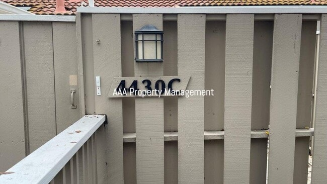 Building Photo - Beautiful 4 bedroom 2.5 bath townhome w/ v...