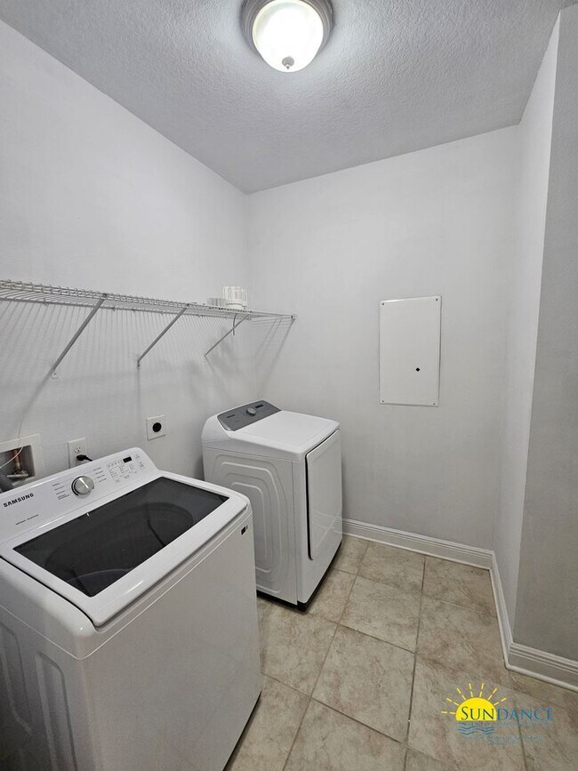 Building Photo - Spacious 5-Bedroom Home in Desirable Peach Creek, Minutes from the Beach!