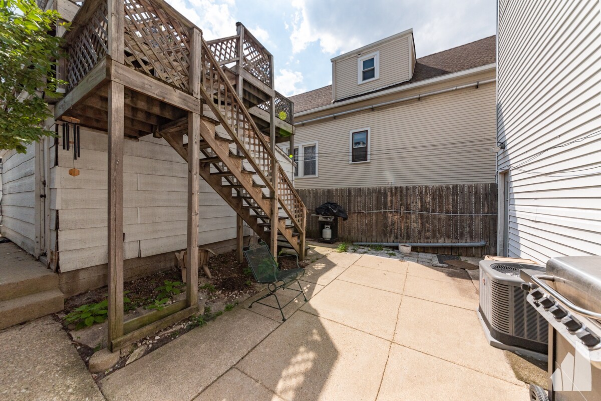 Building Photo - 1421 W Fletcher St