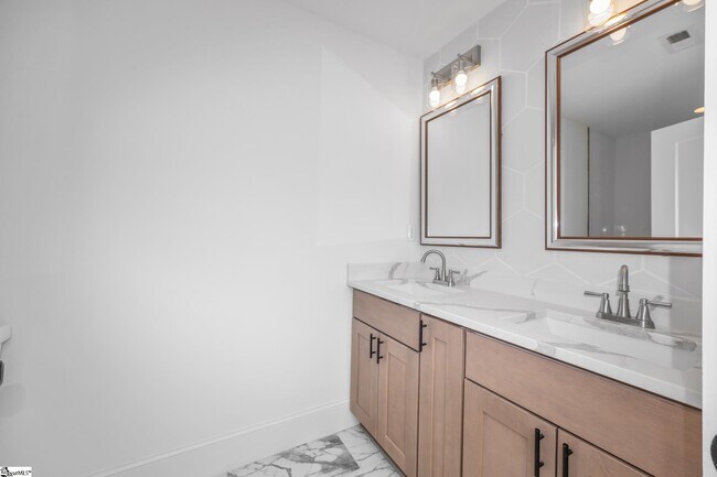 Building Photo - 305 Valley St