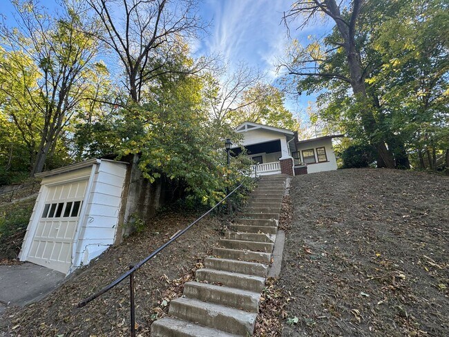 Building Photo - 5 Bedroom Rental in Moline