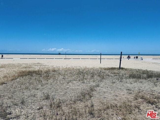 Building Photo - 936 Palisades Beach Rd