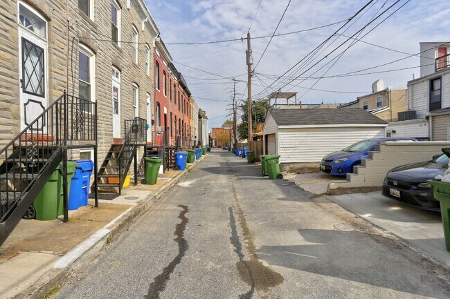 Building Photo - (2BD/1.5BA) Fabulous Patterson Park Townhome