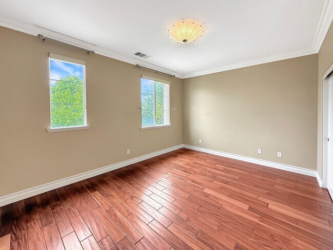 Building Photo - SD: Spacious 5B/4BA Home with Private Patio, Backyard & Soaking Tub