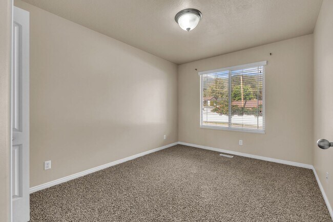 Building Photo - 574 E 200 N