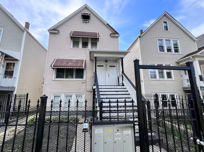 Primary Photo - 2330 N Lockwood Ave