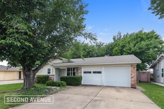 Building Photo - 802 Memorial Dr