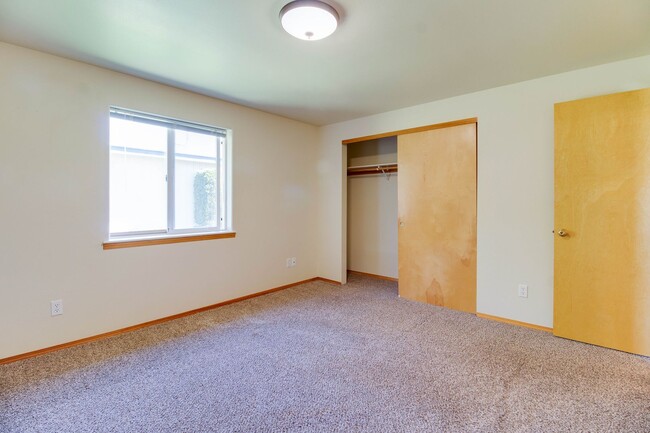 Building Photo - 2144 SW Reindeer Ave
