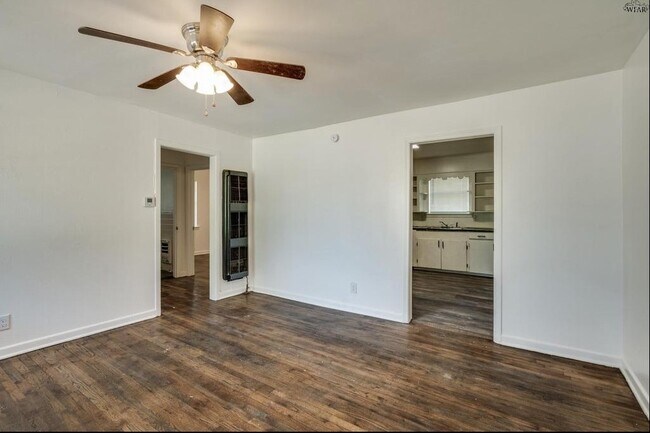 Building Photo - 604 E 1st St