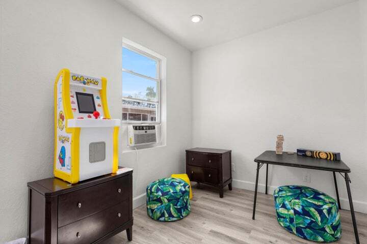 Building Photo - 921 SE 13th Ct