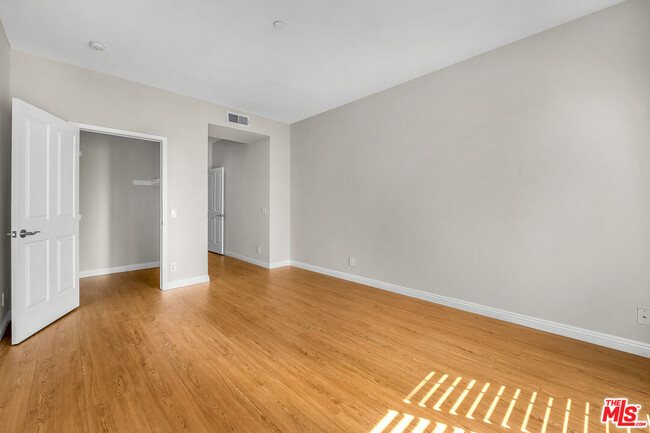 Building Photo - 117 S Clark Dr