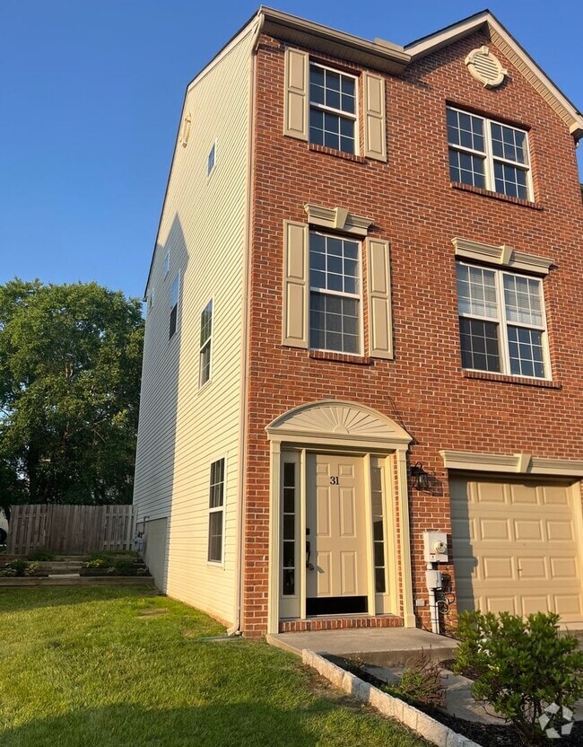 Building Photo - End Unit Townhouse in Brennan Estates- 2 B...