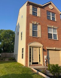 Building Photo - **Charming 2 Bedroom Townhouse in Brennan ...