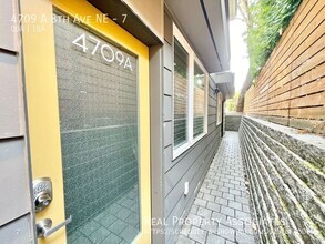 Building Photo - Modern Townhome with ROOMS Available in Un...