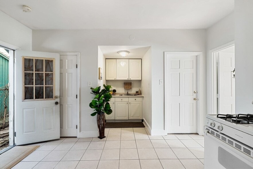 Building Photo - 377 Dorchester St