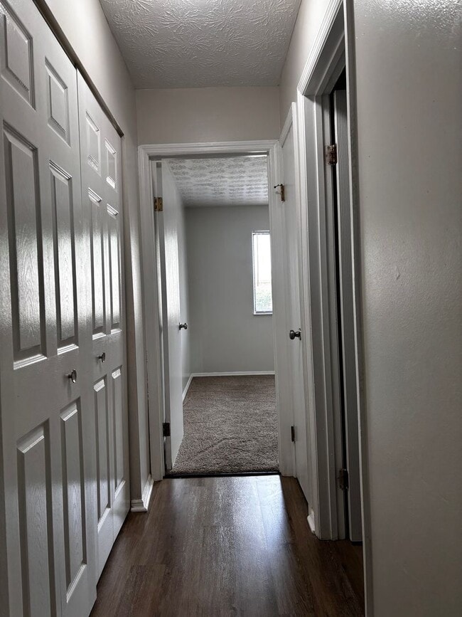 Building Photo - 2 Bed 1.5 bath Condo with Carport
