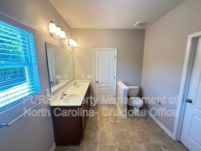 Building Photo - 3520 Larkhaven Ave SW