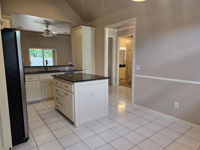 Building Photo - 1823 Chelsea Dr
