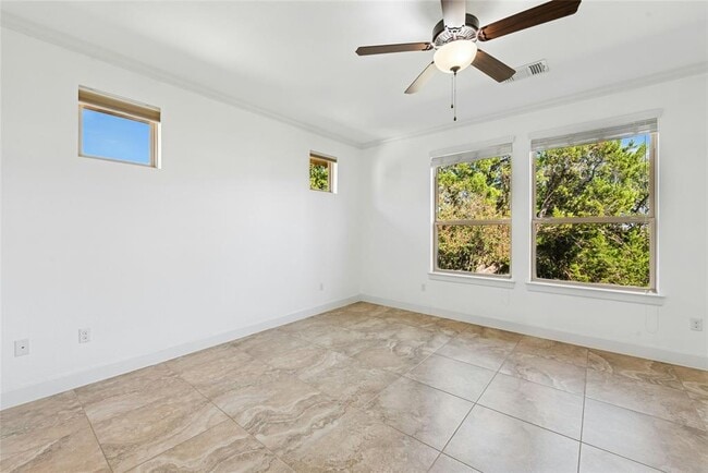 Building Photo - 404 Highland Village Dr