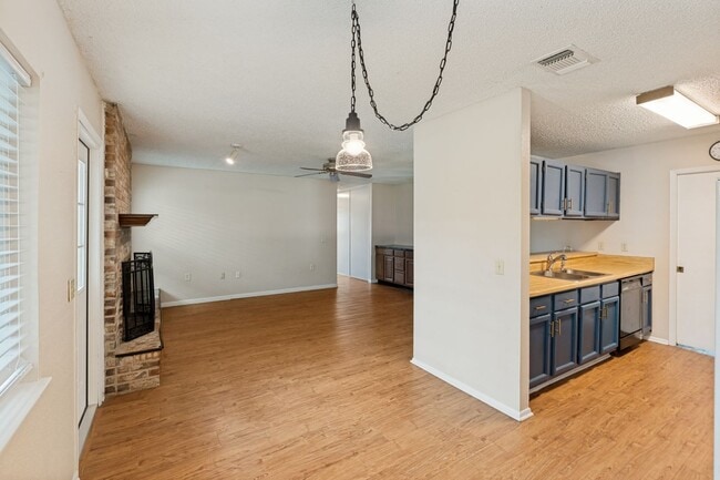 Building Photo - 16006 Eagleway St