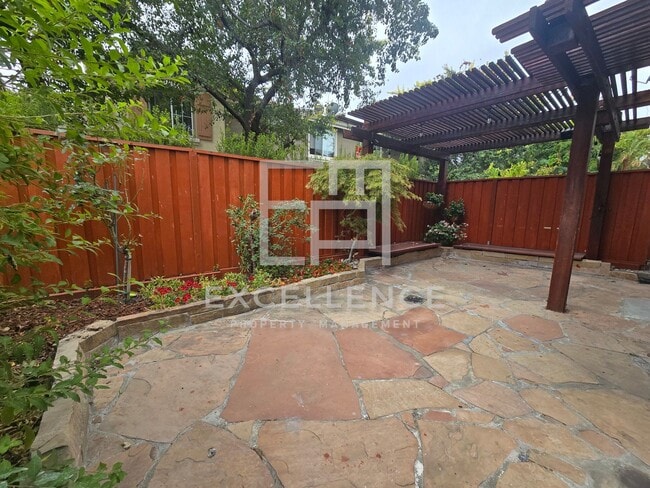 Building Photo - Beautiful 2 Story Townhouse - Small Pets N...