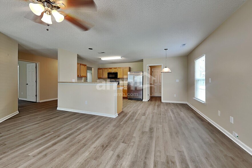 Building Photo - 5013 Springdale Dr