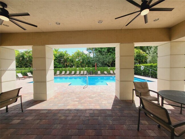 Building Photo - 2820 Troubadour St