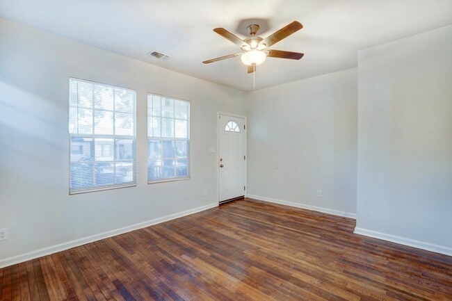 Building Photo - Single family house - within walking dista...