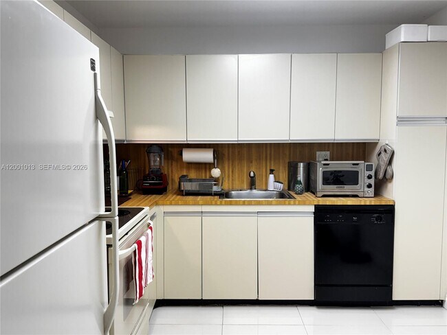 Building Photo - 18151 NE 31st Ct