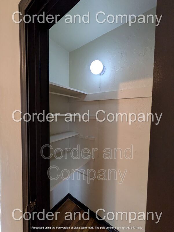 Building Photo - 302 Valencia Dr NE