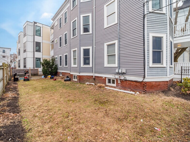Building Photo - 318 Beacon St