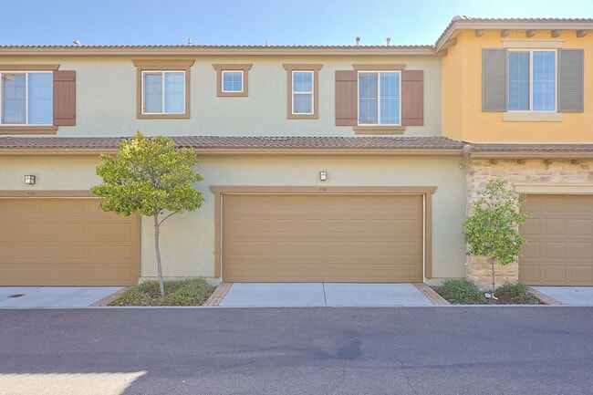 Building Photo - Fully Furnished 2-Bed, 2.5-Bath Home with ...