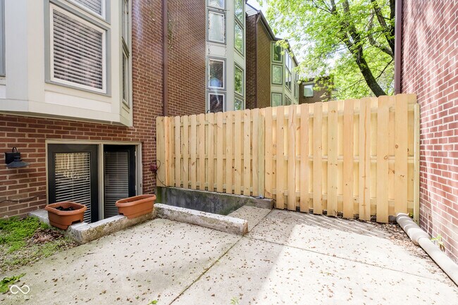 Building Photo - 592 E Vermont St