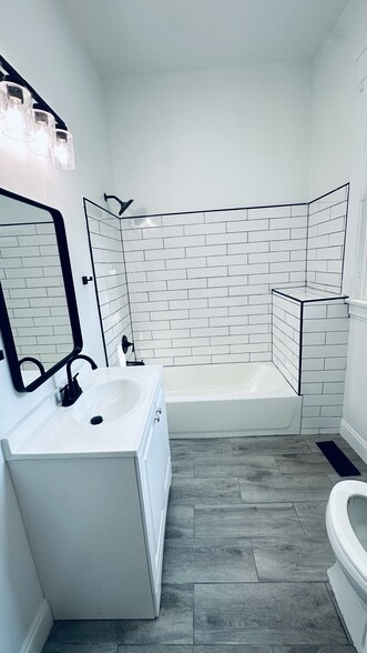 Full bathroom - 411 Ebenezer Ave
