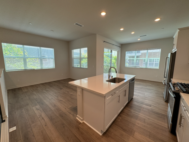 Building Photo - Luxurious 3 Bedroom 2 Bathroom Townhome in...