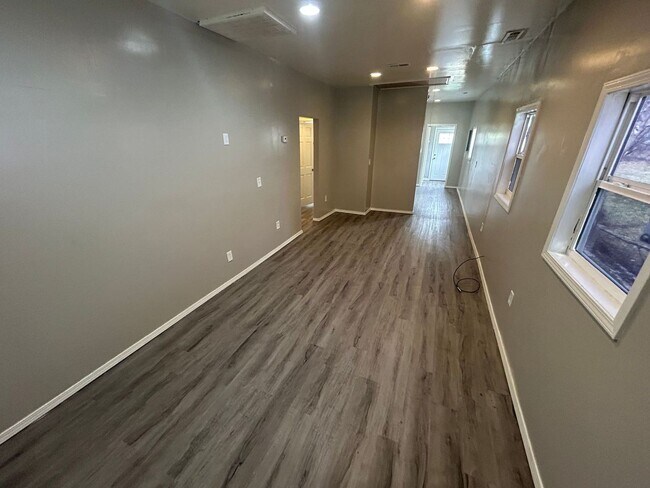 Building Photo - 2347 Rosedale Ave