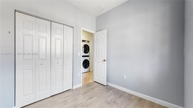 Building Photo - 373 NE 26th Pl